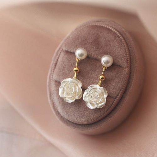 Elegant Flower Pearl Drop Earrings | HE9097